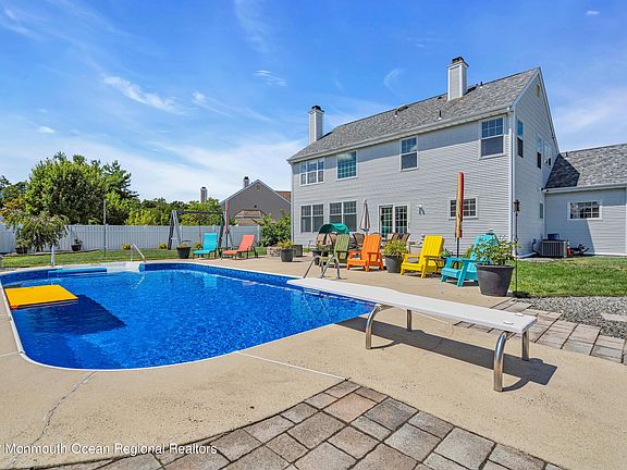5th image of 10 Crown Cir