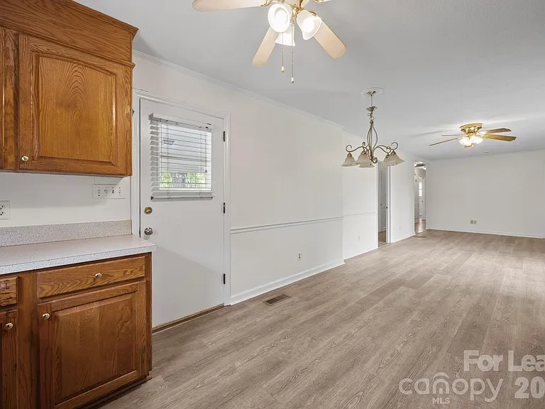 1502 Cloverdale Ln — Photo 4