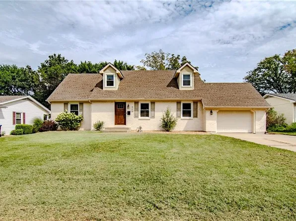 309 Hillcrest Dr, Warrensburg, MO 64093