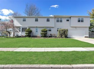 690 Everdell Ave, West Islip, NY 11795