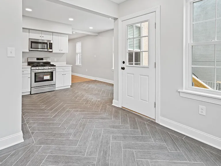 731 E Elm St — Photo 19