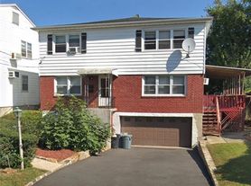 2 Victoria Ln, Yonkers, NY
