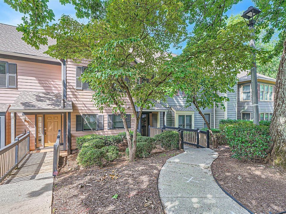 1st image of 807 Abingdon Way NE