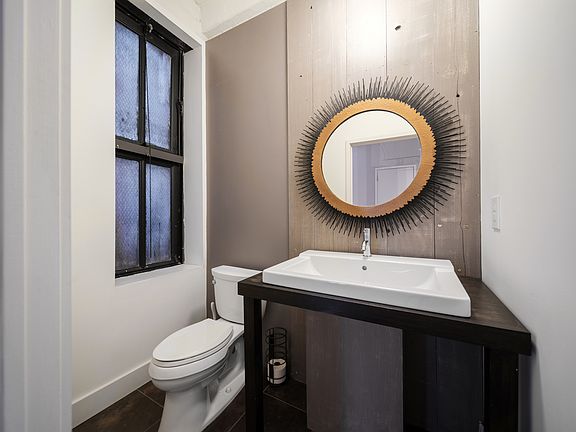4th image of 319 S Jefferson St #2