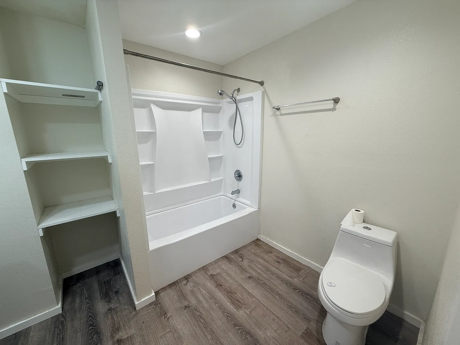 1 bed, 850 sqft, $1,300 — Photo 4