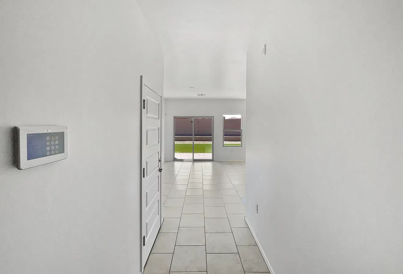 3 bed, 1255 sqft, $2,100 — Photo 3
