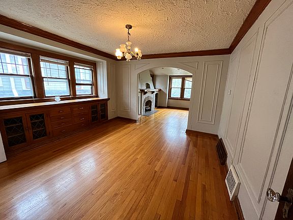 Dining room connect to living room.
