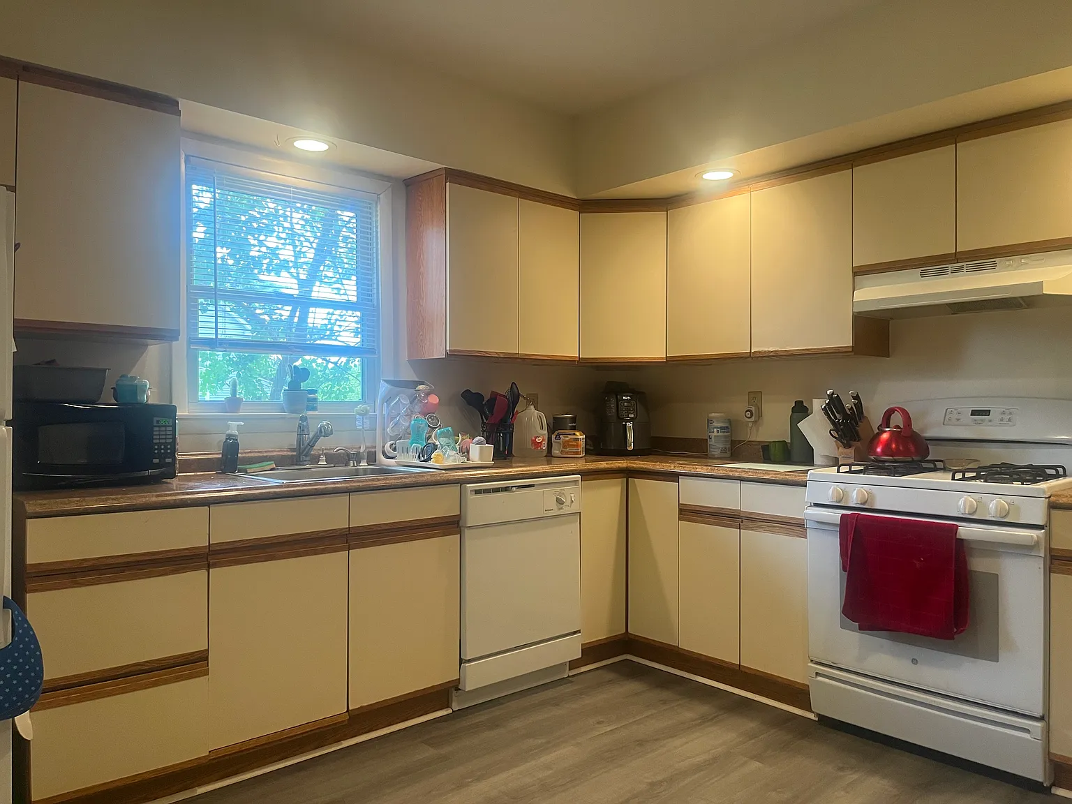 3 bed, 1.5 bath, 1920 sqft, $2,295 — Photo 2
