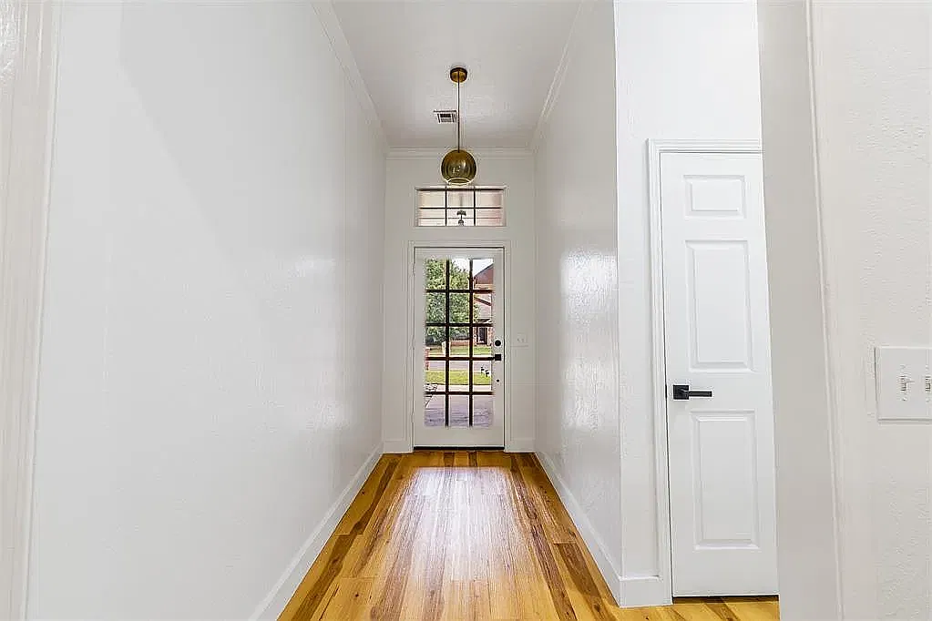 4 bed, 1911 sqft, $1,995 — Photo 2