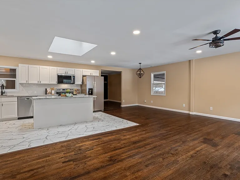 1090 Shalimar Dr — Photo 7