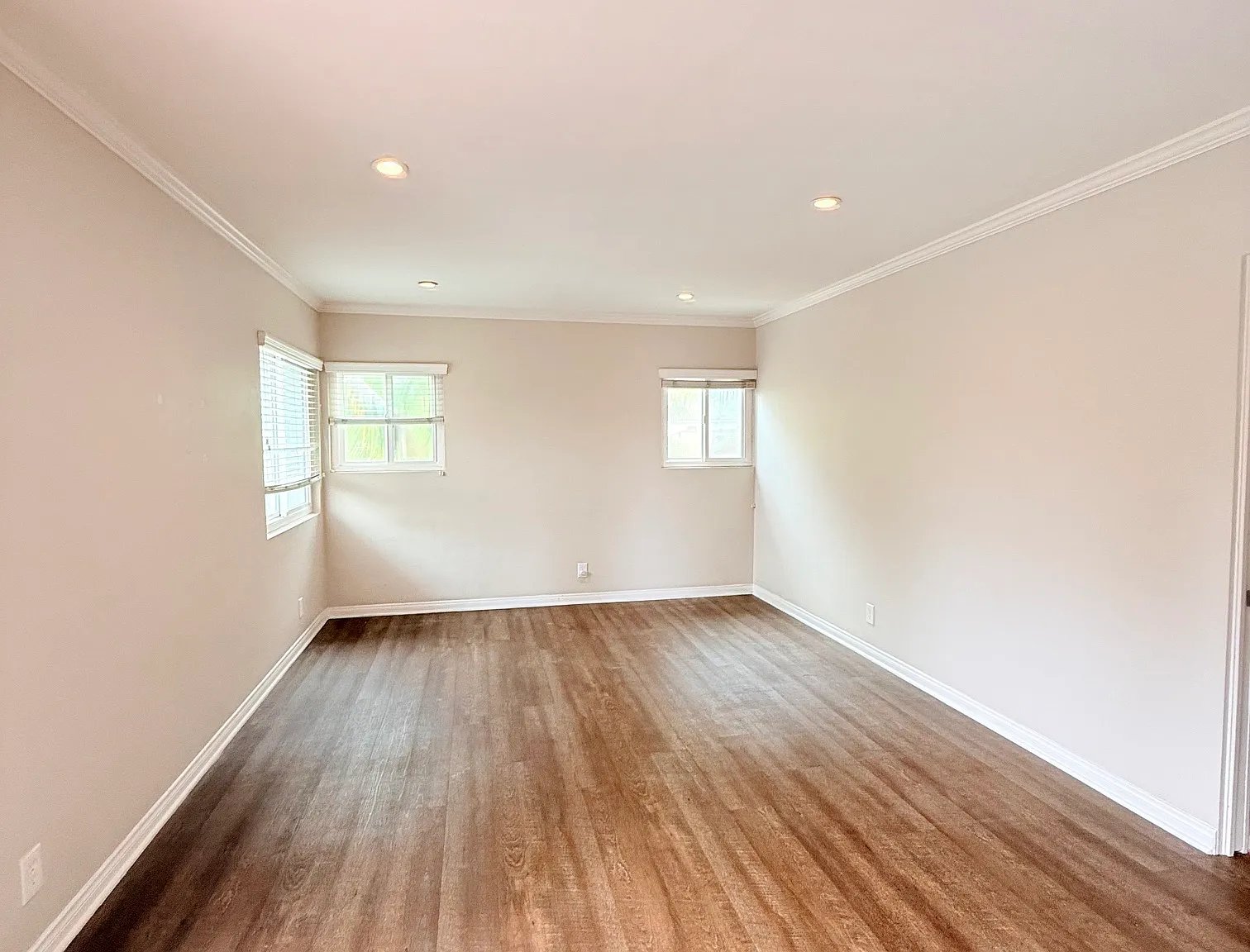 206 W Yanonali St — Photo 4