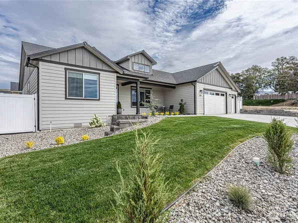 819 N Newport Loop, East Wenatchee, WA 98802