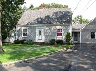 1 Floyd Pl, East Norwich, NY 11732