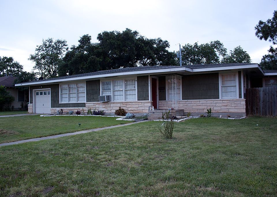 1st image of 704 Broadmoor Dr
