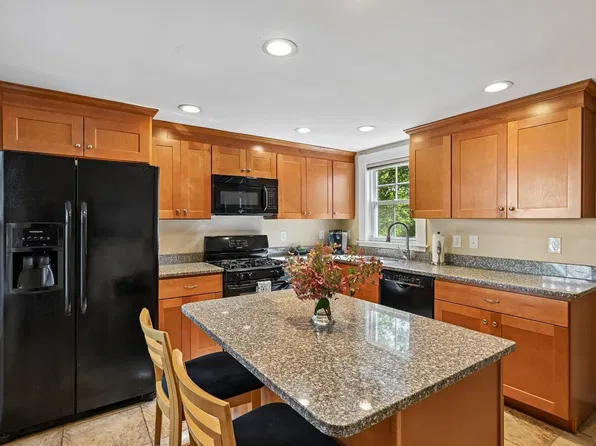 18 Highland Ave, North Chelmsford, MA 01863