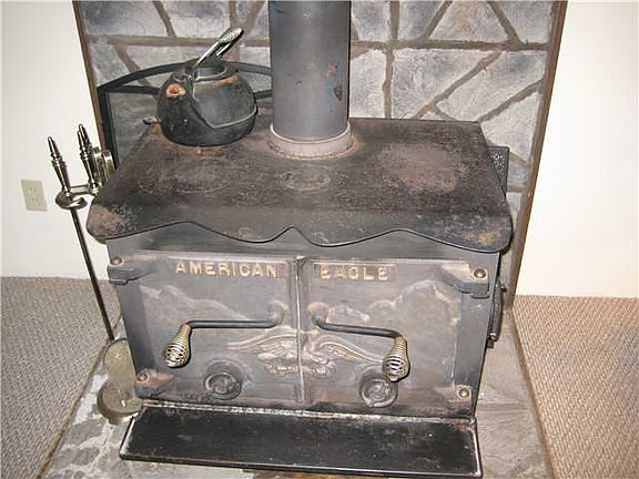 5th image of 153 Louis St