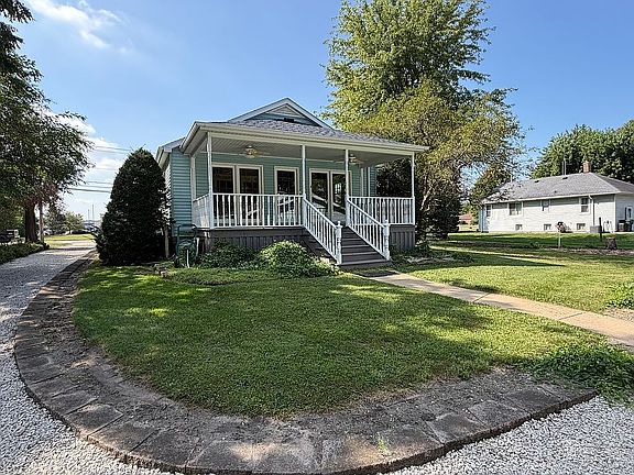 3rd image of 1020 E Division St
