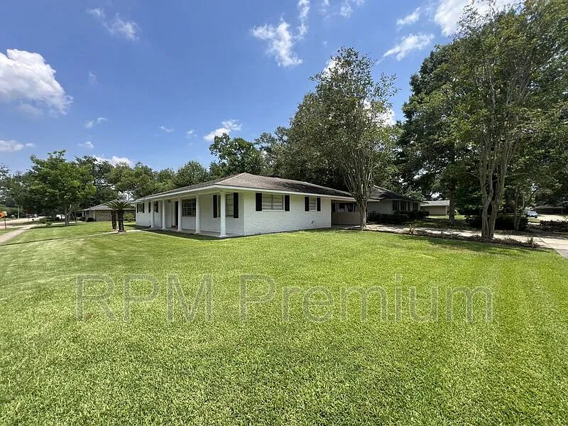 3 bed, 3.0 bath, 1800 sqft, $2,200 — Photo 2