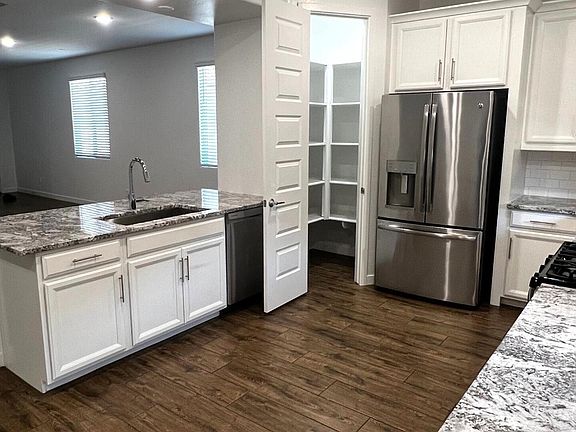 4th image of 407 W TAMARACK Drive