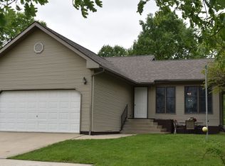52 W Berry Ave, Upland, IN 46989