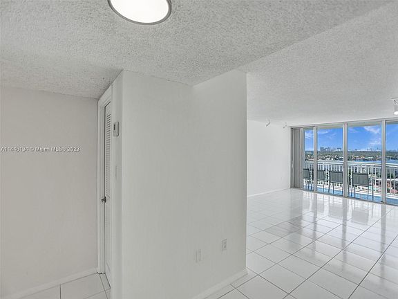 2nd image of 18071 Biscayne Blvd APT 1701