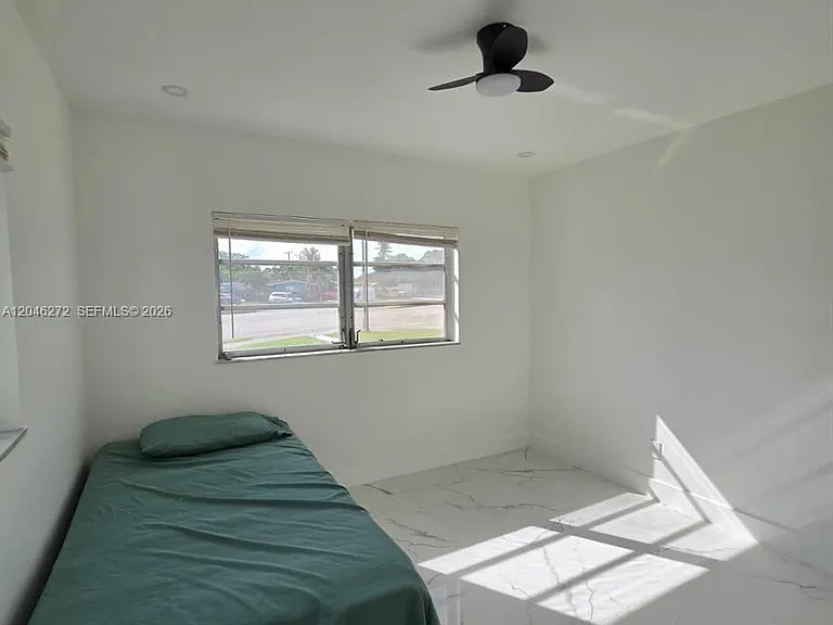305 SE Airoso Blvd — Photo 34