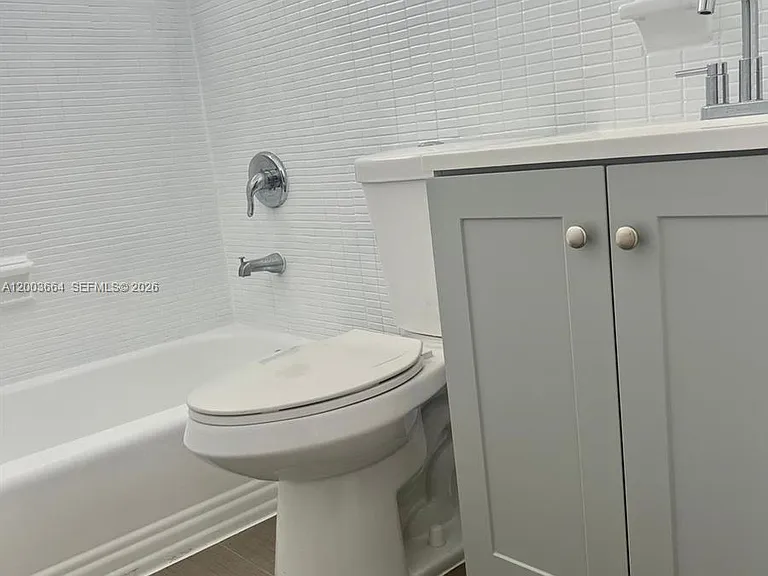 740 Michigan Ave #10 — Photo 5