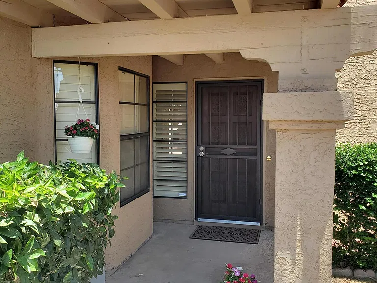 9100 E Winchcomb Dr — Photo 2