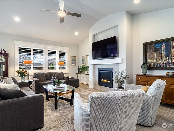 4th image of 298 Champagne Way