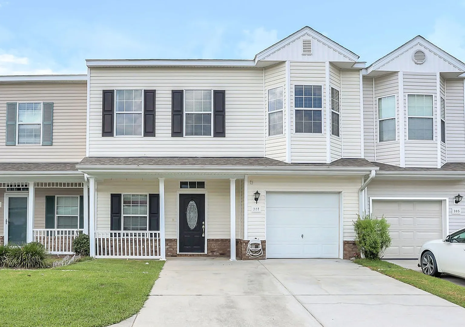 3 bedroom 3.5 bath townhome with garage — Photo 1