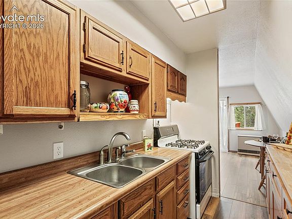 4th image of 110 Gentian Rd