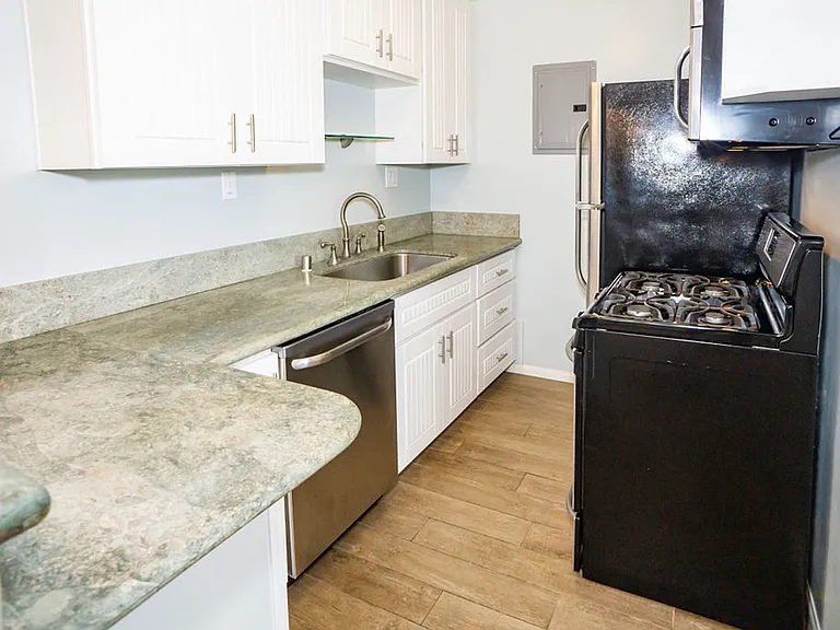 855 Emerald St #B — Photo 7