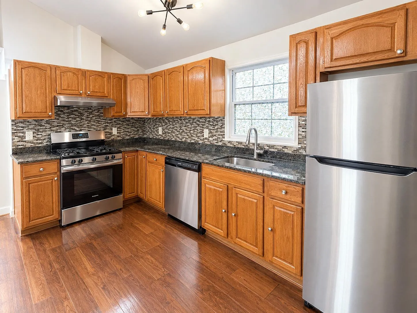 121 Bostwick Ave — Photo 2