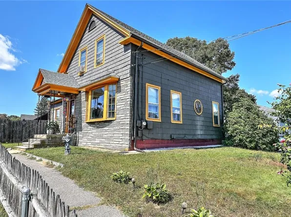 10 Highview Dr, West Warwick, RI 02893