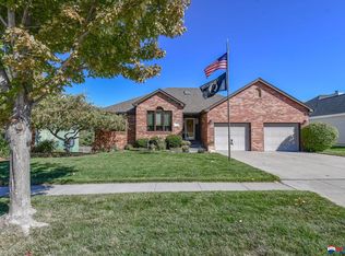 7124 Phoenix Dr, Lincoln, NE 68516