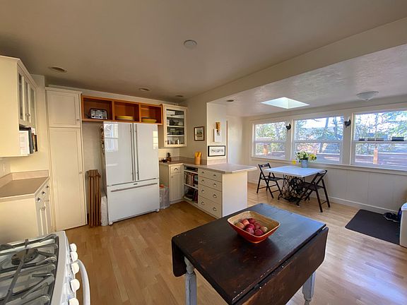 Open kitchen and breakfast area