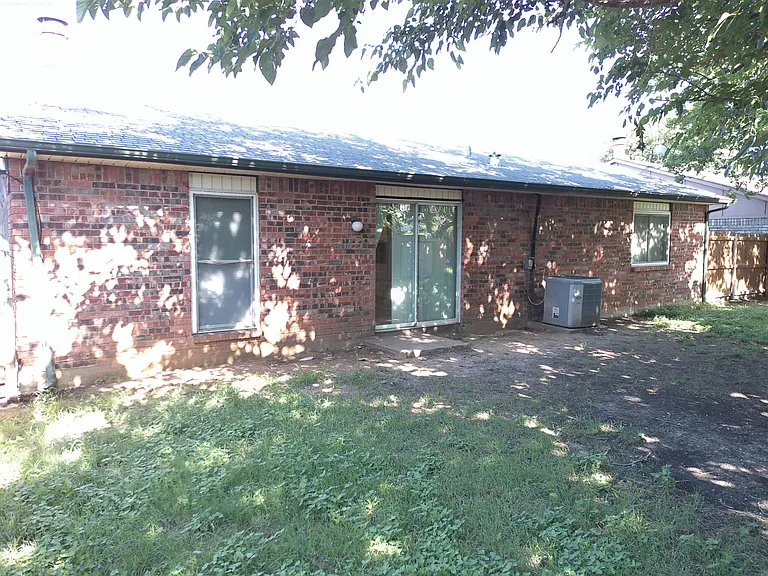 5809 Maiden Ln — Photo 18