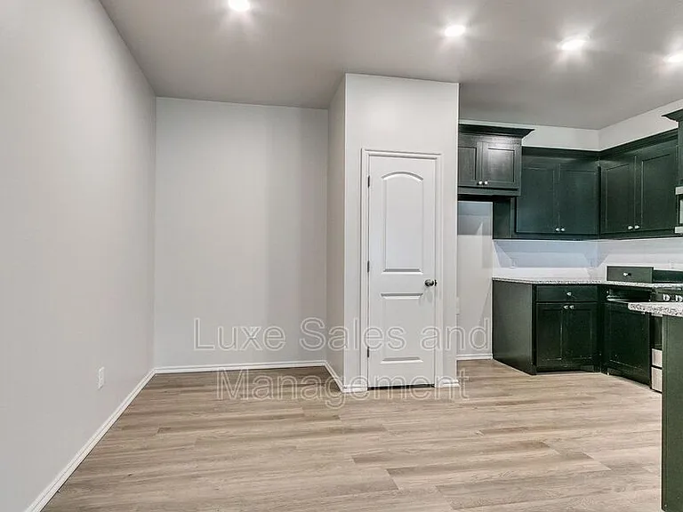 8003 NW 105th Ter — Photo 7