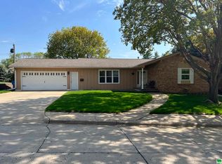 618 S Valley Dr, Le Mars, IA 51031