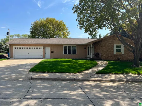 618 S Valley Dr, Le Mars, IA 51031