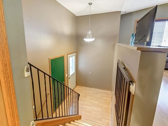 4th image of 584 Kendall Dr