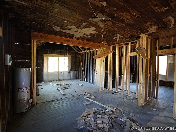 4th image of 321 W Commercial St