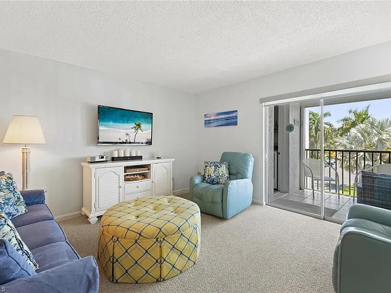 555 Park Shore Dr #B-302 — Photo 11