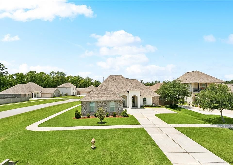 1st image of 325 Cedar Creek Dr