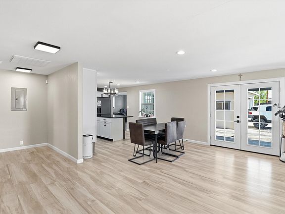 4th image of 1002 Cook St