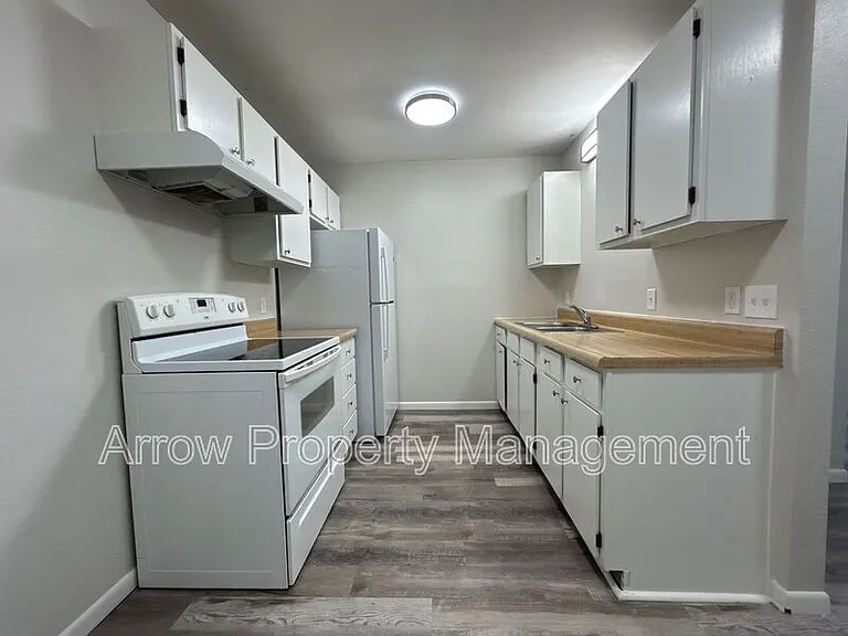 906 E E St #F — Photo 3