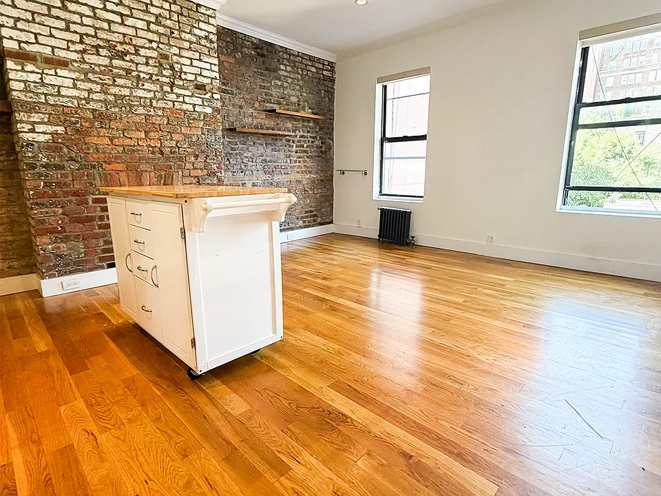 70 University Pl #8