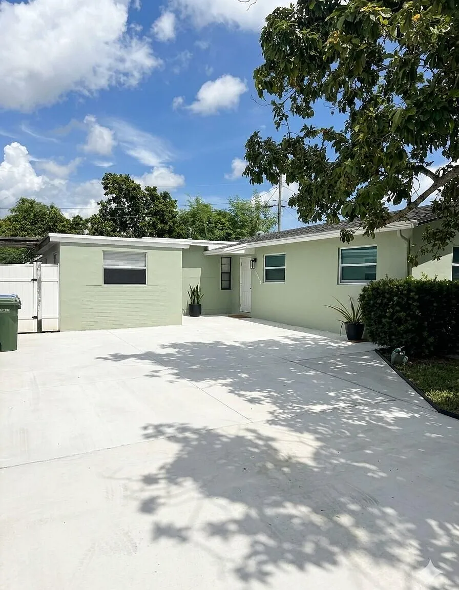 4 bed, 2.0 bath, 1423 sqft, $3,250 — Photo 2