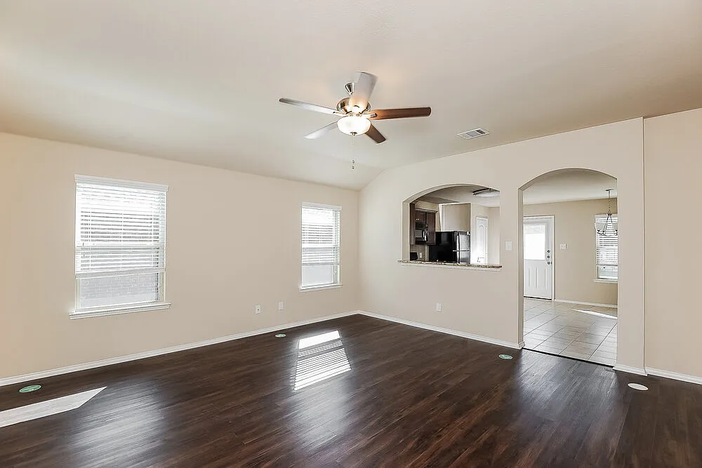 4 bed, 2.0 bath, 1645 sqft, $2,110 — Photo 3
