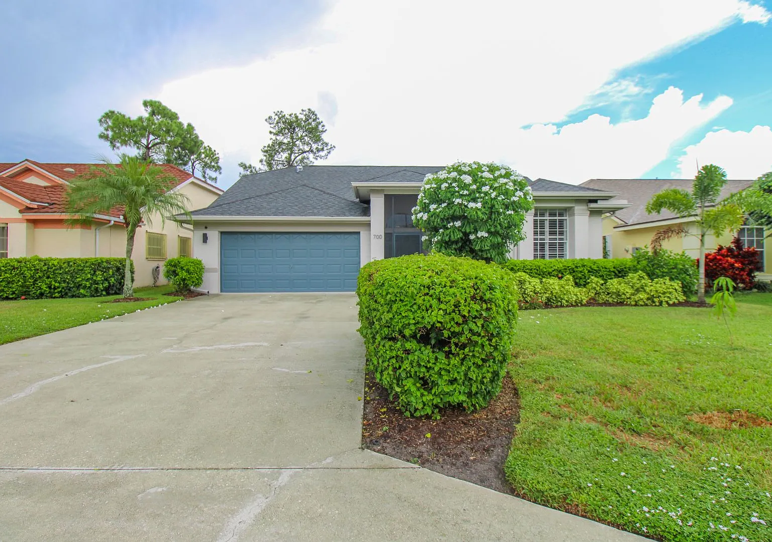Stunning Lake Front Pool Home Furnished Seasonal Rental — Photo 2